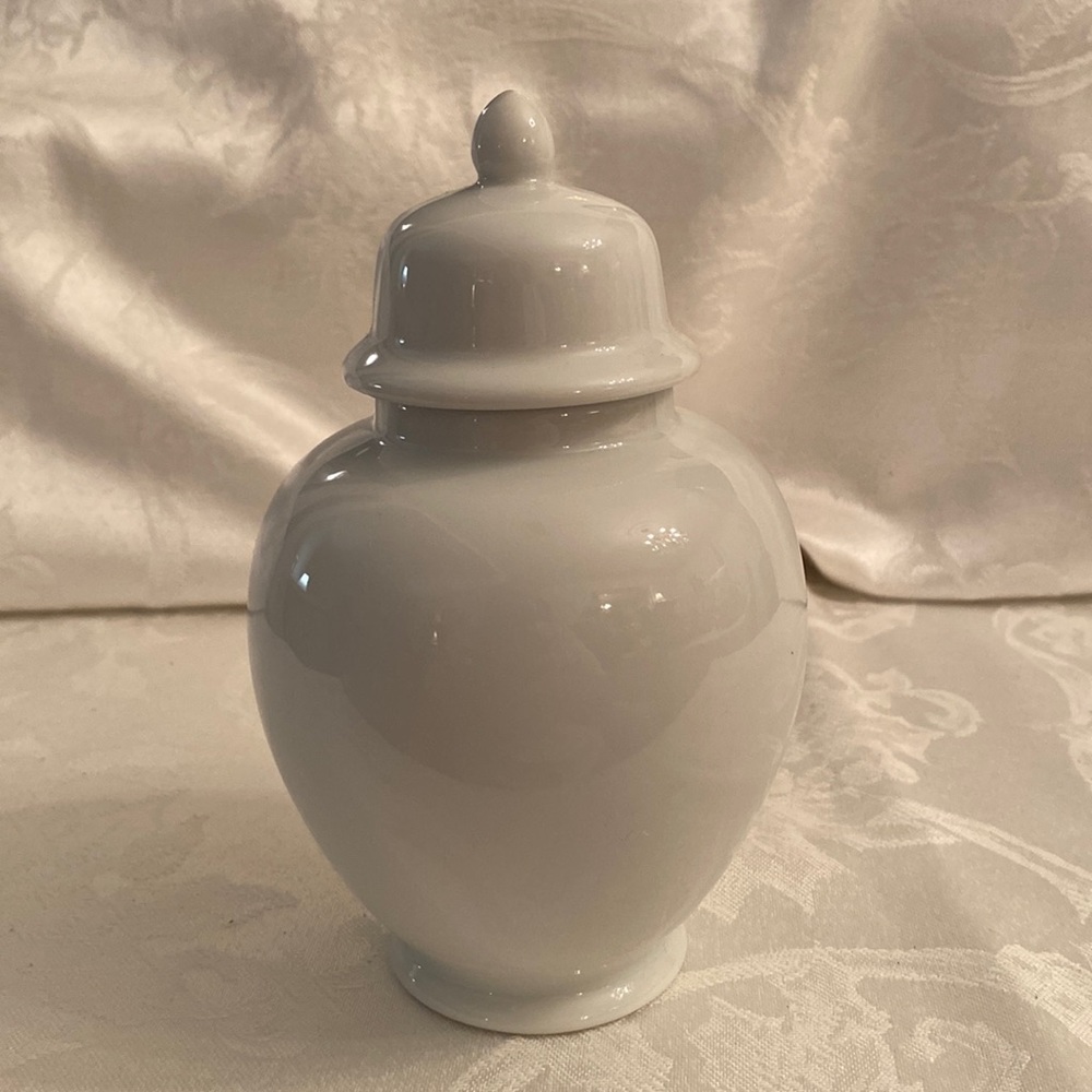 WHITE VASE WITH LID